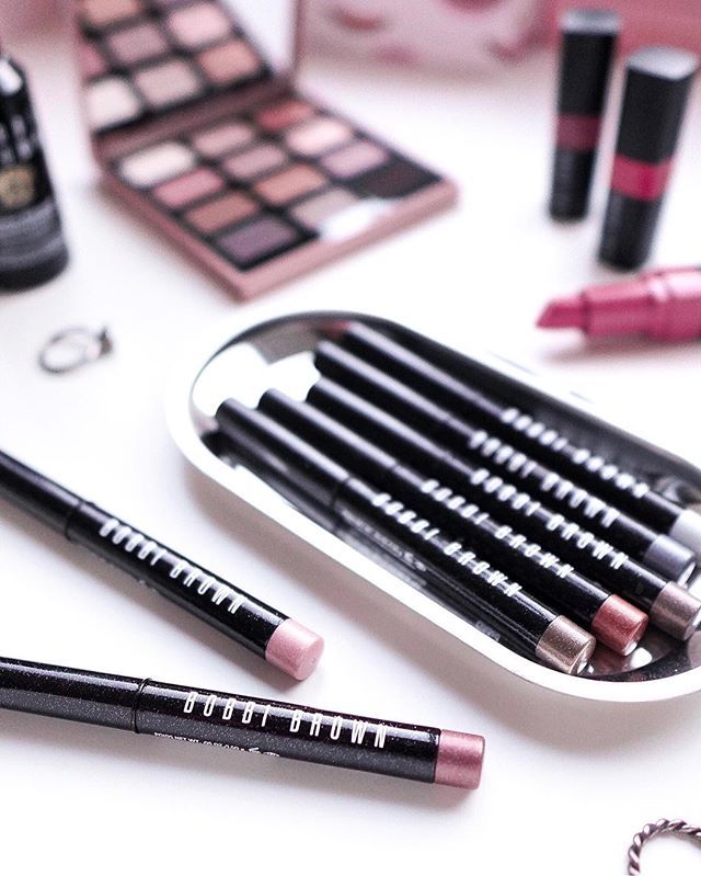 thehanihanii's tweet photo. The @bobbibrownaustralia Sparkle Sticks have quickly become my new fave!! 😍
9 shimmering glitter cream shadows in a stick form, they are so easy to apply, basically mess free. They are so long wearing and have a cooling effect when applied. 
I’ve bee… https://t.co/xtokodfhyi https://t.co/ZJQ2IaE88N