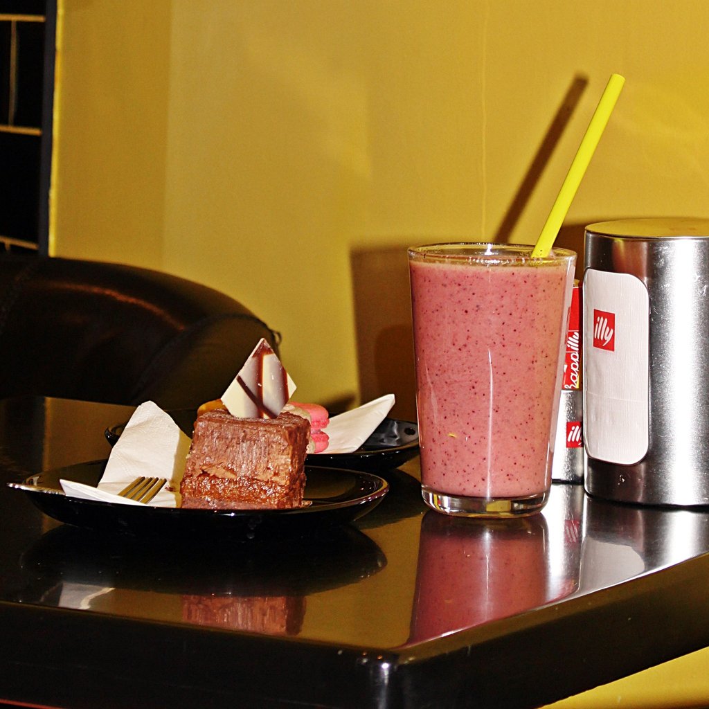 thesunflowere11's tweet photo. A healthy smoothie along with a chocolatey treat. They even each other out.
#thesunflowercafe #leytonstone #walthamforest #london #strawberrysmoothie #smoothies #straweberry #chocolate # chocolatecake #dessert #dessertporn #foodporn https://t.co/XbMY2W9fCI