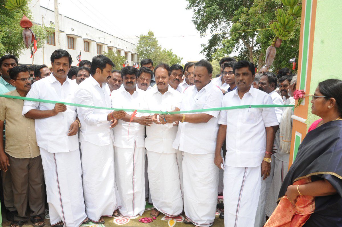 TNSanitation's tweet photo. #SSG2018 #DistrictLevelLaunch
Hon'ble Deputy speaker of Lok Sabha , has today4.8.2018 launched #SwachhSurvekshanGrameen2018 
Official logo, information brochure were released in the presence of Health and Forest Minister of TN and District Collector, Dindigul District. #ODF https://t.co/cgM87trYWX