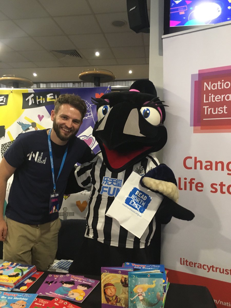 gateslibraries's tweet photo. Ooh Look who we bumped into @NUFC #maggie #monty #ReadNorthEast @chris_cmy @Literacy_Trust @ToonLibraries https://t.co/JYWdXQpgeO