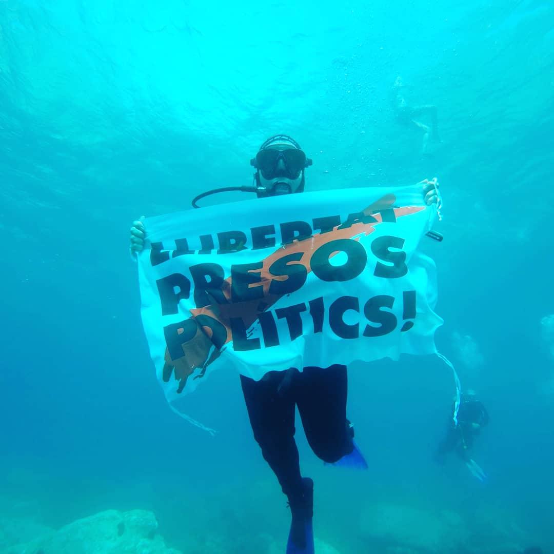 peli_oscar's tweet photo. Recalmem #LlibertatPresosPolítics també sota al mar! #usvolemacasa
#omnium #cdrcat @CDRCatOficial @ANCLlucanes @ANC_Manlleu @OmniumOsona @omnium https://t.co/EGQt2H4859