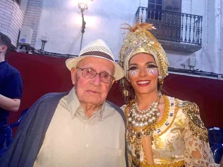 berlem's tweet photo. Enguany vaig ser ambaixadora al meu poble. I ma uelo, de 93 anys, va fer l'esforç de papar-se-la sencera (jo eixia vora les 23h). En acabar ens vam fer esta foto, i n'estic #desvanida!! #LaGentGranMola #EscoltarEsAprendre #TenirlosEnCompteEsRespectar #EstimaInfinita #MaUeloFelip https://t.co/f74Yk5QsOb