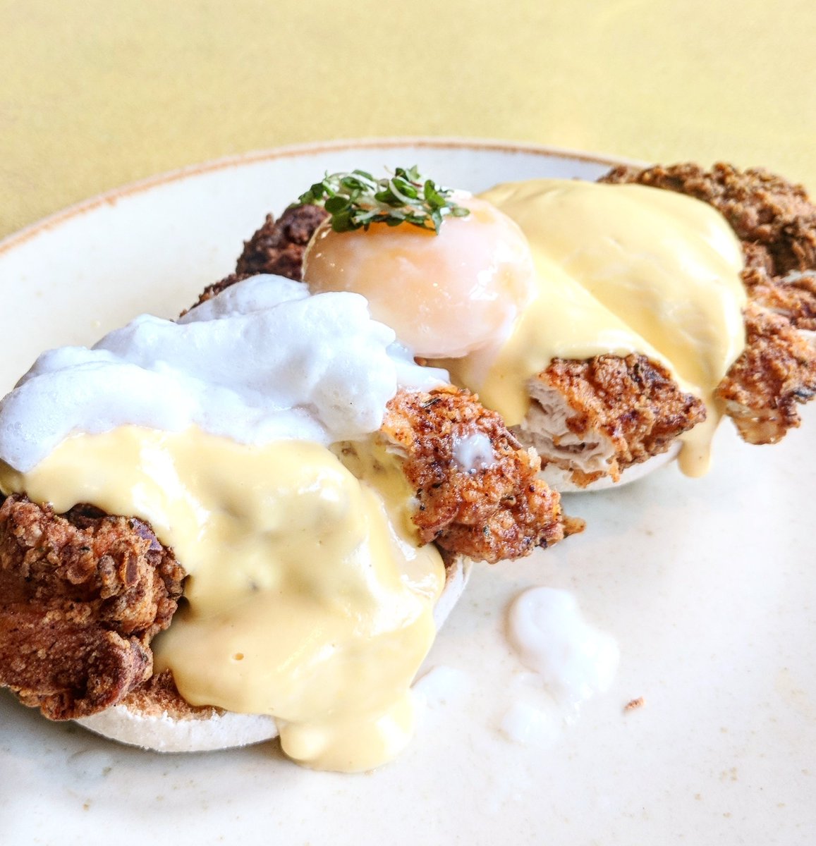 #Brunch - <a href="/MaltPepperLDN/">Malt + Pepper</a> 's Fried Chicken Eggs Benedict is everything I'd hoped for and more! Saturdays &amp; Sundays at <a href="/TheKingandCo/">The King & Co</a> in #Clapham #SW4