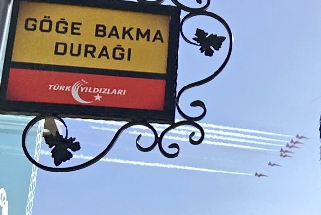 "Dönmeyeceğimiz bir yer beğen başka türlüsü güç
Bir ellerin bir ellerim yeter belliyelim yetsin
Seni aldım bana ayırdım durma kendini hatırlat
Durma kendini hatırlat 
Durma göğe bakalım"

#TurgutUyar