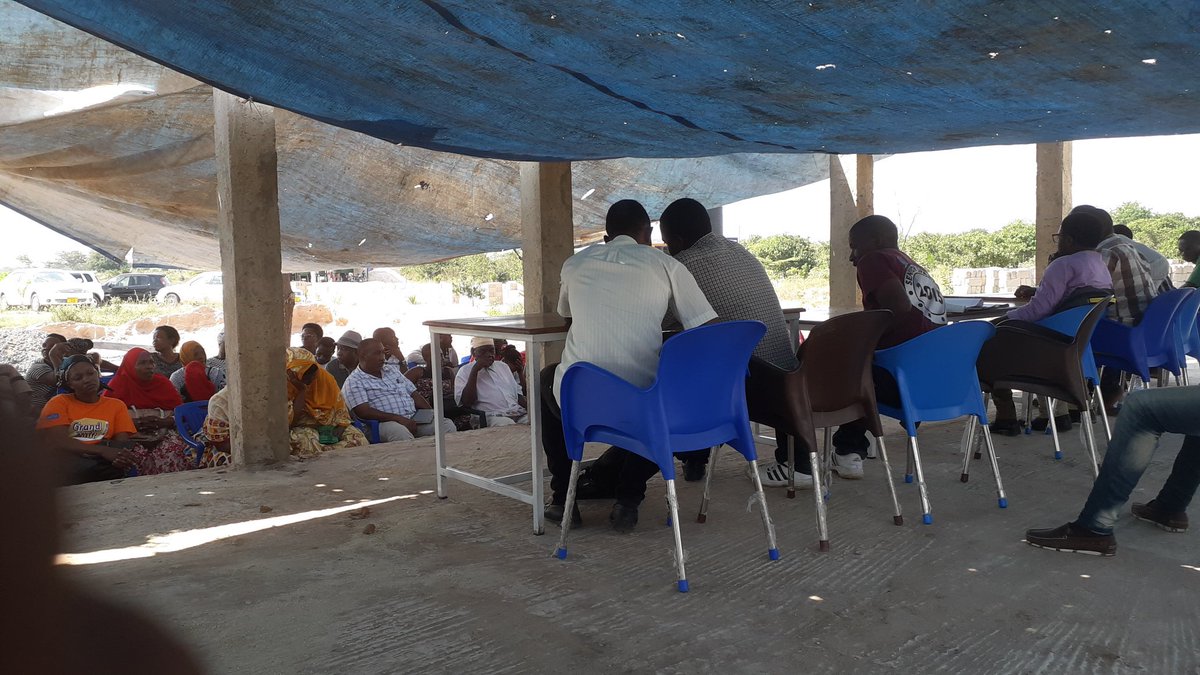 Reynaldmaeda's tweet image. Mkutano wa kijiji cha Mnindi, Vigwaza. Wakijiji wapya (binafsi proud mwanakijiji  tangu 2014)  tunajadili maendeleo ya kijiji...top agenda ujenzi wa zahanati ya kijiji ambao umeshaanza kwa nguvu za wananchi. #CitizenLedDevelopment