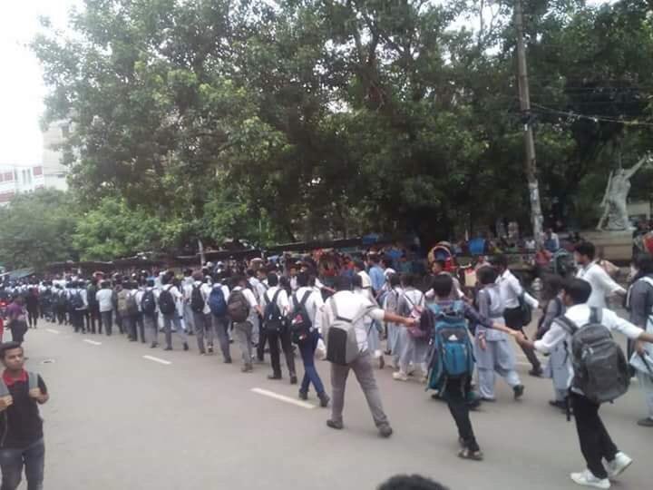 tilat2's tweet photo. Students are protecting the girls to not to get taken by chhatro league and not to get raped #WeWantSafeRoad #WeWantJustice https://t.co/dvIZ8aPIL8