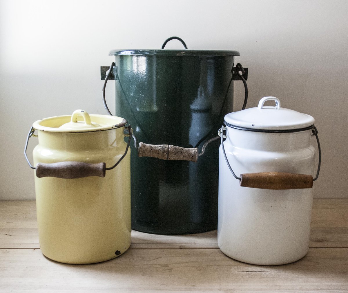 Vintage porcelain enamel cooking pots. Rustic style decor and flower pots.
#enamelpots #vintagecookware #rusticdecor
balkanhangar.com/en/catalog/cid…