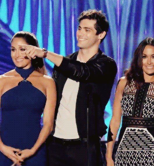 brvkenalec's tweet photo. When Matt won a TCA and the cast stood up to cheer him when he went on stage 😭😭😭😭 I can’t lose this family. #saveshadowhunters https://t.co/PWOvqvgLbu