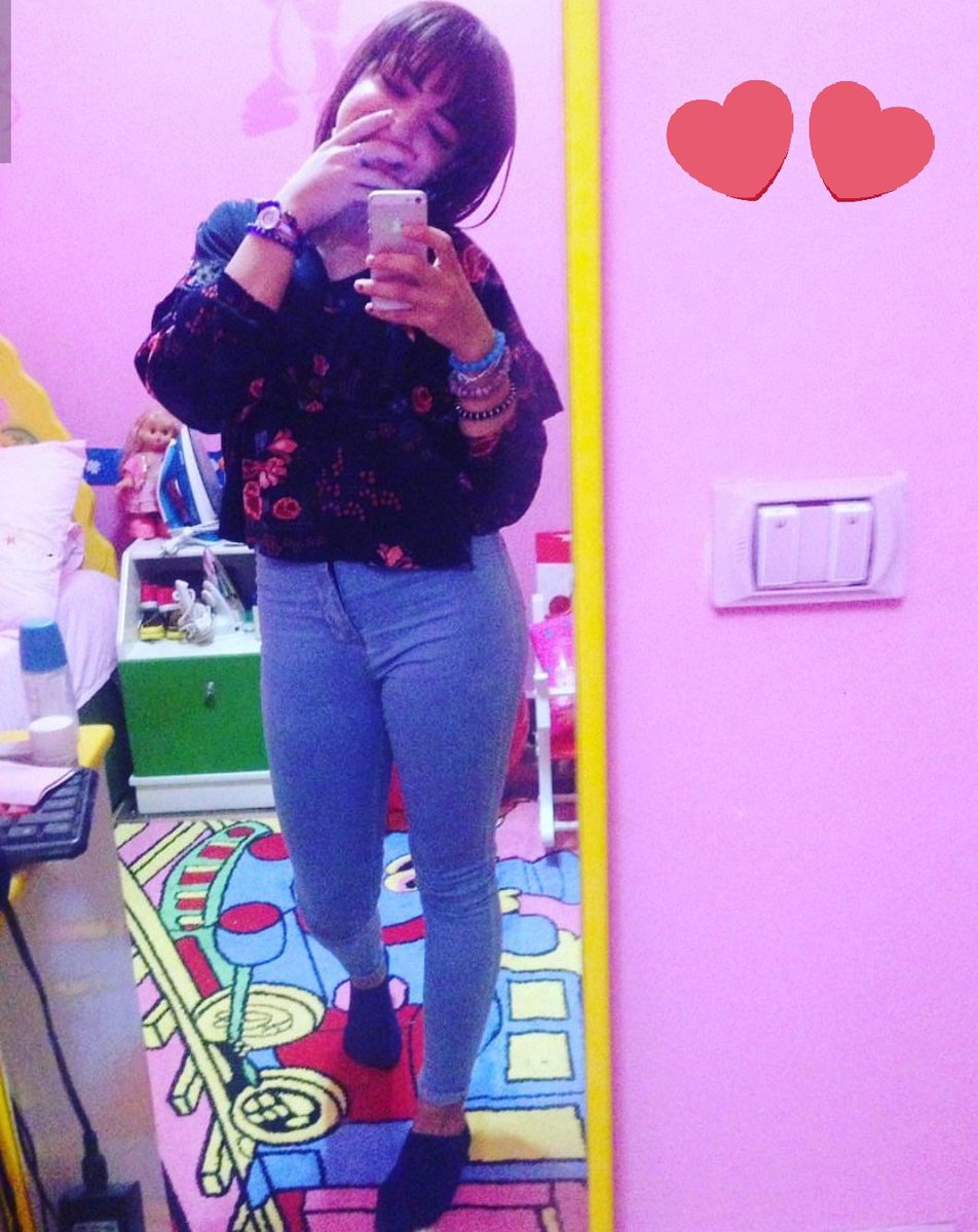 Mora92140550's tweet photo. لو جابت ٢٠ ريتويت هنزل تاني واسخن بقي 🤗 يلا يا خولاتي ورجلتي فين 😍😍  اة اح احووووووو 😙😍 https://t.co/5KtZ9IyhJD