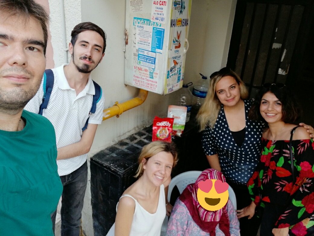 ahbapege's tweet photo. 90 yaşındaki Sabiha teyzemiz bize insanlığın ölmediğini hatırlattı. Sokak kedileri için mama istedi, biz de teyzemize koştuk. İyilik her zaman kazanır. İyi ki Ahbap 💫🍃 @haluk_levent @ahbapplatformu https://t.co/L86848YYQg