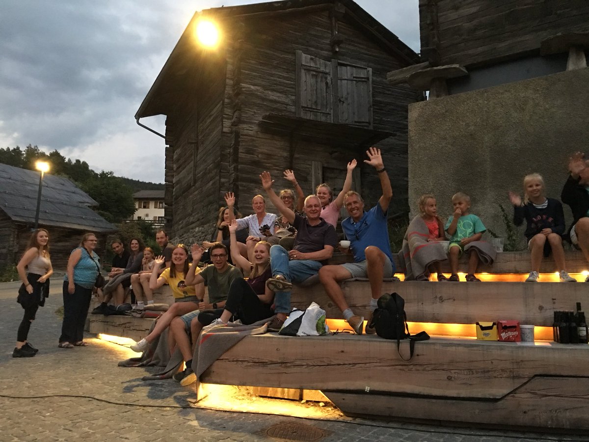 Moosalpregion's tweet photo. Das Freiluft-@Kino voll im Gange... #Spass, #Spannung &amp; #Unterhaltung auf dem Dorfplatz in #Zenhäusern, #Bürchen. 
@Moosalpregion @valaiswallis @MySwitzerland_d https://t.co/DGSIsqHSHS