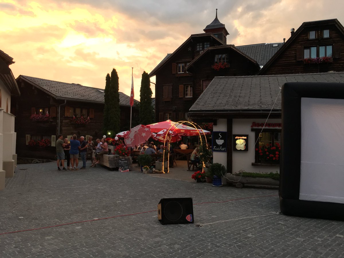 Moosalpregion's tweet photo. Das Freiluft-@Kino voll im Gange... #Spass, #Spannung &amp; #Unterhaltung auf dem Dorfplatz in #Zenhäusern, #Bürchen. 
@Moosalpregion @valaiswallis @MySwitzerland_d https://t.co/DGSIsqHSHS