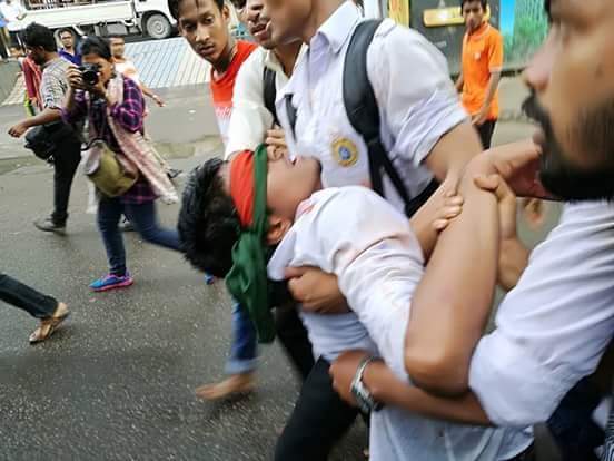 IslamTashik's tweet photo. Juvenile attacked the peaceful protest of the school and college students of Bangladesh for "Road safety movements". They are being tortured, killed and raped. Please save us.
@BBCBreaking @BBC @CNN @cnni @cnnbrk @UNICEF @UNHumanRights @AlJazeera @RT_  
#RoadSafetyBangladesh" https://t.co/gCYou3gvZr