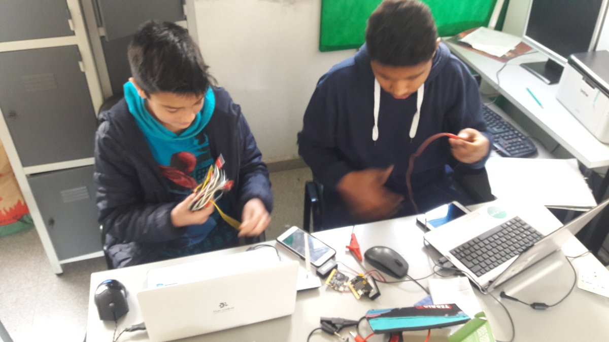 lealailton's tweet photo. @FLL_Uruguay @MagelaFuzatti @Liceo6Rivera @pmacedo07 @Patyquifa los nenes de #MicroMakers trabajando en su proyecto #Rover:Bot Sabados productivos https://t.co/K1Gzs0Zv7z