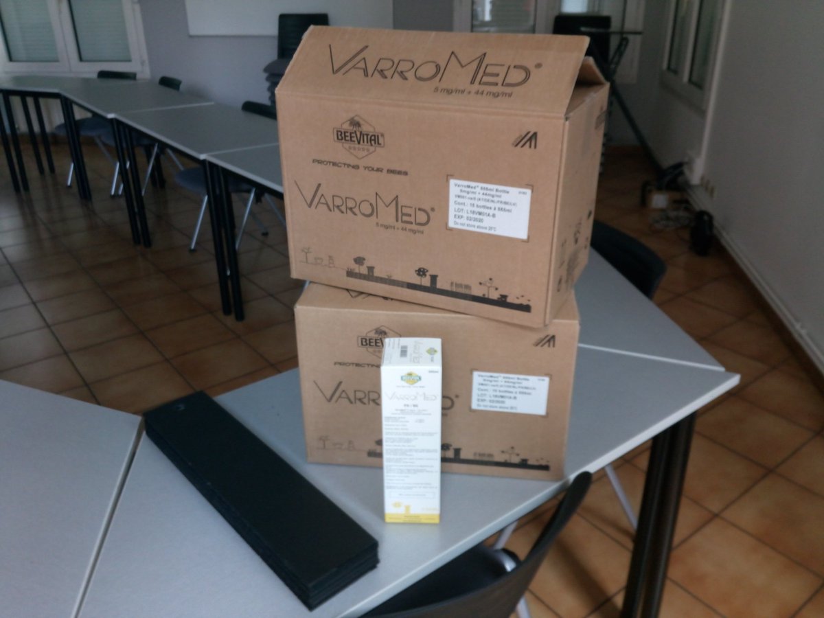 RuchesHtAllier's tweet photo. Distribution au #GDSA43 ;)
- ma commande de #VarroMed est arrivée,
- les bandes de détection d'#AethinaTumida aussi.
Au boulot ! https://t.co/wqyFg5Mu6M