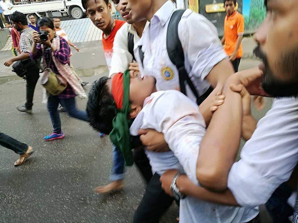 f695b2cbfbc84cd's tweet photo. #aljazeera #bbc #cnn Goons and police in Banfladesh are attacking student protesters no more than 18 years of age. 3 students have been killed, 4 students have been rapes and are held captive, &amp; a student has had his eyes gauged out. No media coverage as this is government backed https://t.co/AUtSmAT9b6