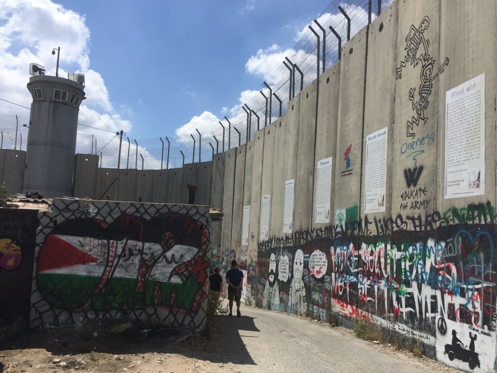 voiceoffmodena's tweet photo. -> .@voiceoffmodena è in #Palestina con #OverseasOnlus per l'#Erasmus Italia-Palestina.
Il #muro, le opere di #joritagoch, il #confine.
Follow us for more! https://t.co/Wt94ka2GTa