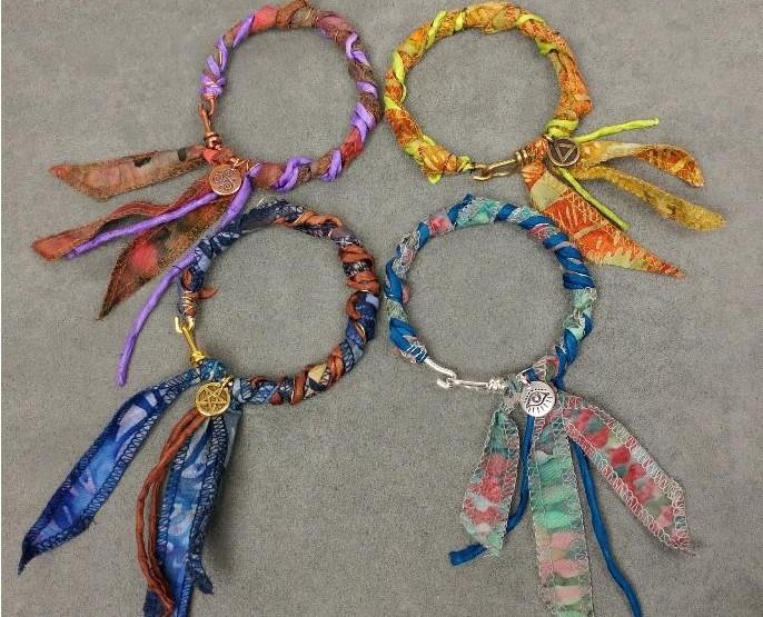 AuntiesBeads's tweet photo. The Strength in Beauty Bracelet design features TierraCast products which are on sale now! This beginner level project demonstrates how to embellish a bangle with ribbon, wire, and a charm.
#Bracelet #BeadingProject #TierraCast #Beading #Beads #Charms
https://t.co/8a6KSp4Tgg https://t.co/Kxsd9lIPyn