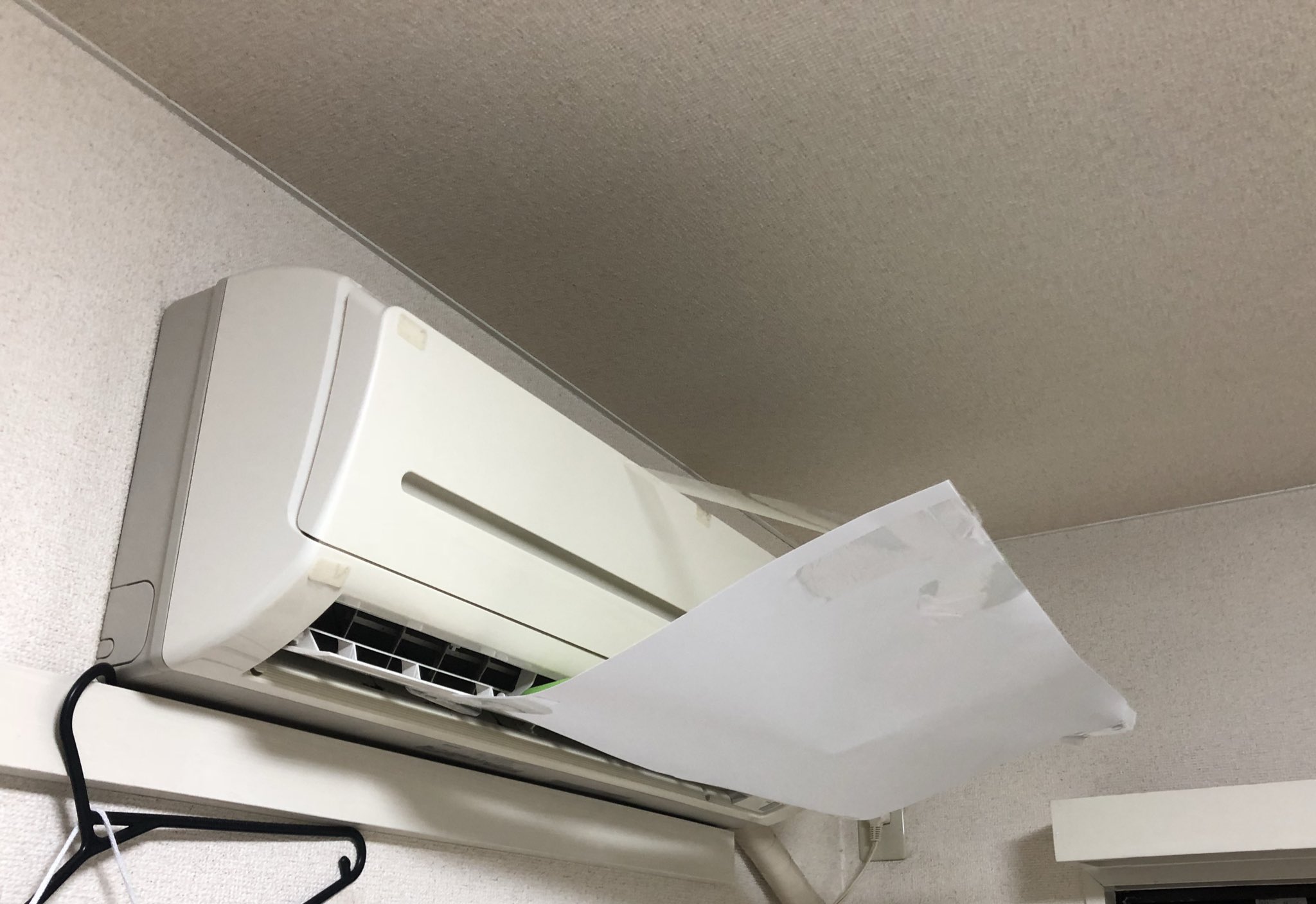 ムギタロー On Twitter 一人暮らしで冷房の風が寒い でも冷房切ると熱いって皆さん 冷房の風は下に行くから身体に直接当たっちゃうらしい だから最新のエアコンは天井を冷やすんけど 賃貸だとエアコン変えられないよね そんな時にはこれ 紙とテープで簡単に