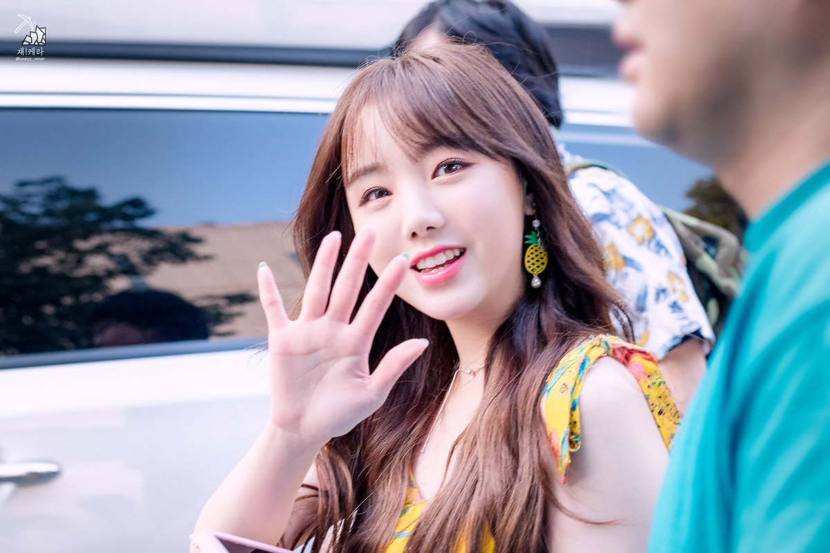 lovelyz_miner's tweet photo. 180803 뮤직뱅크 퇴근
HQ : https://t.co/fpBh0gGw29
HQ : https://t.co/7c5iHc5C3g

노란색이 찰떡인 찰떡

@Official_LVLZ
#케이 #김지연 #러블리즈
#Kei #KimJiyeon #ケイ #Lovelyz https://t.co/smGF0sNMIE