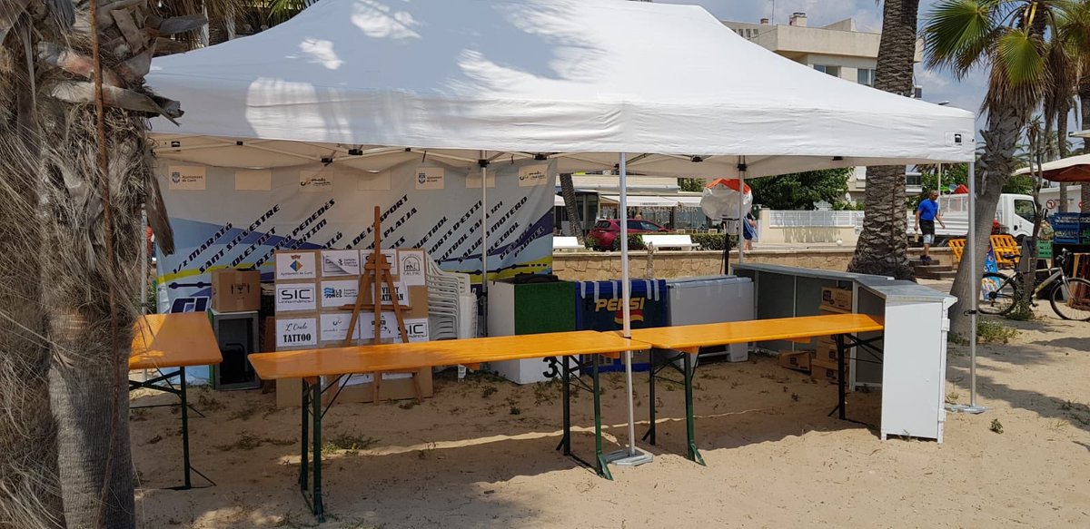 CemelsJoncs's tweet photo. Ultimant tots els detalls per tenir-ho tot preparat aquesta nit 🌙. Anem a esperar que es pongui el sol ☀️ i la calor 🌡!!!! Us esperem a tots i totes 👭 aquesta nit al #voleinitcunit de #cunit!!!!! #instacunit #esportscunit #larrosseriacunit #cemelsjoncs #esports #voleicunit https://t.co/MIy1CEbYwn