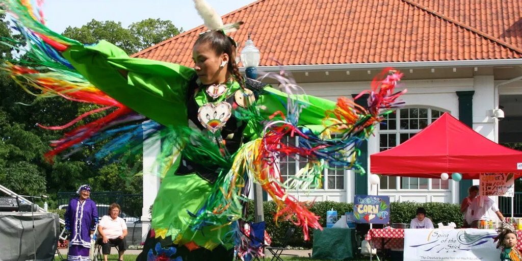 cityburlington's tweet image. .@BurlingtonTour’s weekend picks include Garden Music Night and Enchanted Garden  at @RBGCanada, Market in the Village and #JosephBrantDay Festival at LaSalle Park: bit.ly/2O7kFzK