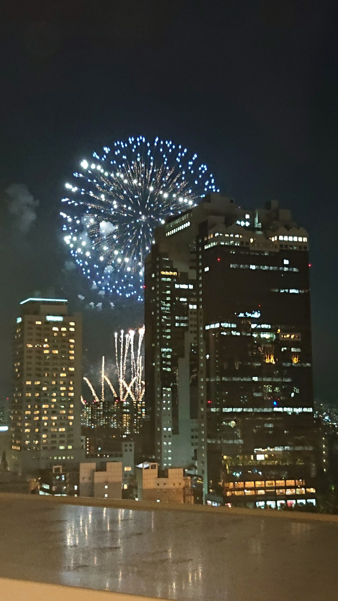 O Xrhsths ゆーくん Sto Twitter 大阪駅ルクア屋上から初のなにわ淀川花火大会を見ることができたが 梅田スカイビルに阻まれたが 神戸港での花火大会のコラボしながら観れた 神戸って 近いのですね T Co Twwagsrbmy Twitter