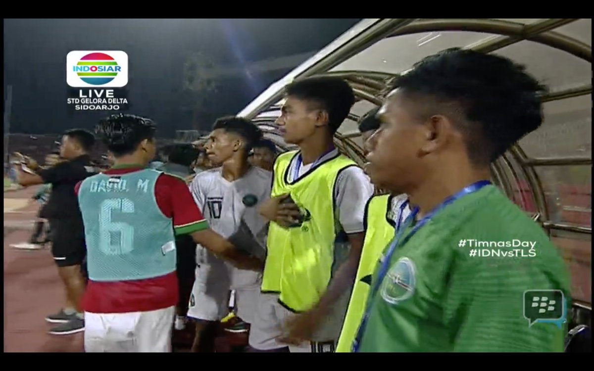 Indosiar's tweet photo. RESPECT! Sportmanship to the bones! #AFFU16 #TimnasDay #IDNvsTLE https://t.co/TPshnfFzpn