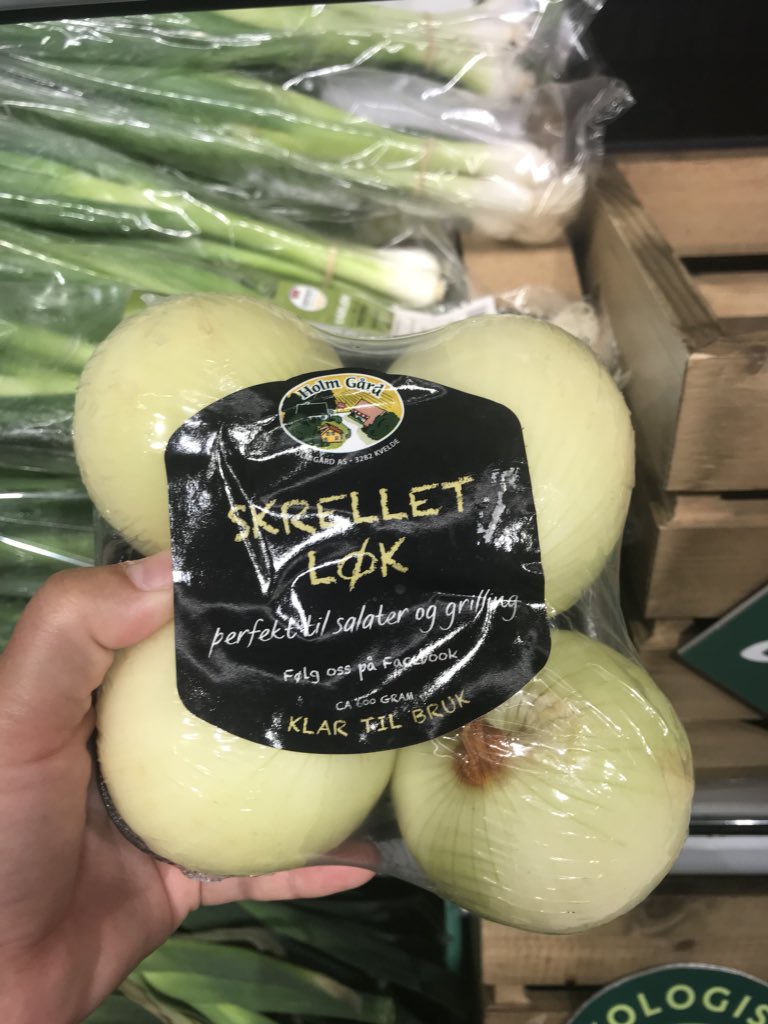 Lisatd84's tweet photo. Hva er vitsen med å skrelle løk for så og pakke den inn i masse plastikk før den selges #holmgård ? tror dere folk er for late til å skrelle sin egen løk ? #BreakFreeFromPlastic #engangsplast https://t.co/pbg1PyL3R0