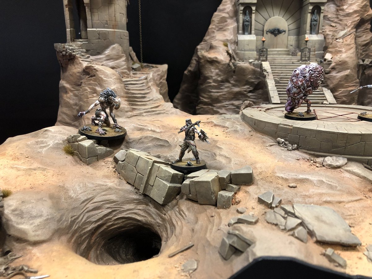 TheToshiStation's tweet photo. The amazing diorama for Claustrophobia in the @Monolithedition #GenCon2018 booth. This is amazing work and really highlights the quality of the miniatures. https://t.co/qabejRsYeR