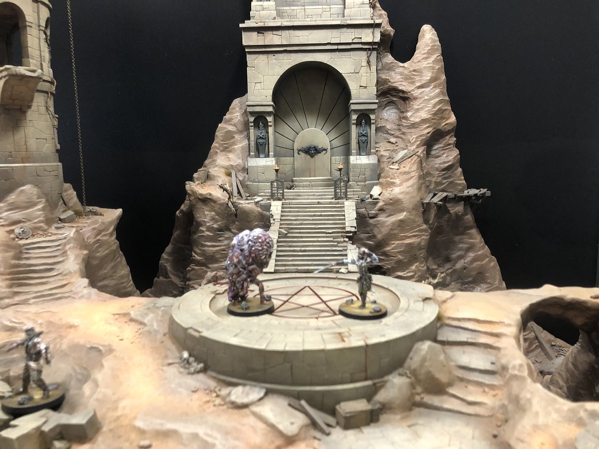TheToshiStation's tweet photo. The amazing diorama for Claustrophobia in the @Monolithedition #GenCon2018 booth. This is amazing work and really highlights the quality of the miniatures. https://t.co/qabejRsYeR