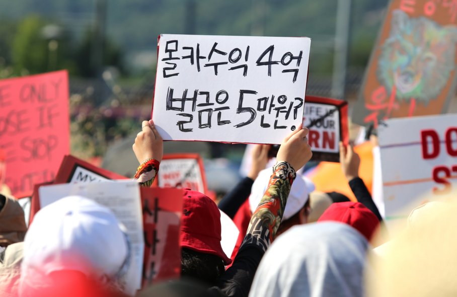 wnewskr's tweet image. 이날 여성 5명이 삭발식을 했다. “잘린 머리카락은 다시 돌아오지만 먼 곳으로 떠난 피해자는 돌아오지 않습니다” “여성들의 목소리를 계속 묵살한다면, 화장실 구멍을 향한 여성들의 송곳은 곧 당신들을 향할 것” “여자 죽여서 살린 경제는 반드시 여자 손으로 죽일 것” womennews.co.kr/news/143742