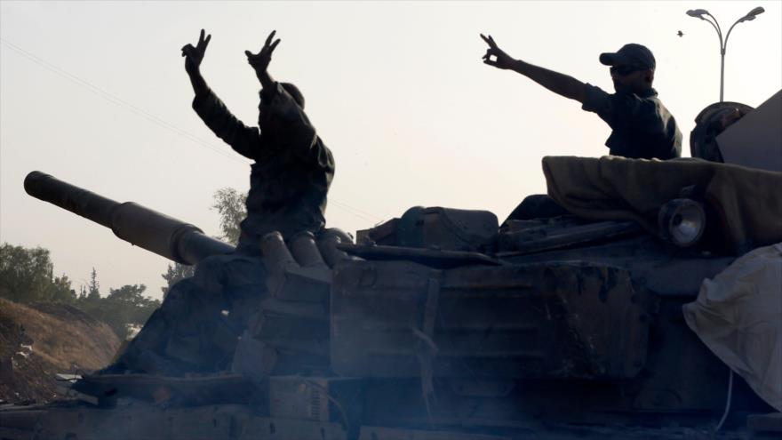 HalconMundial's tweet photo. #SIRIA MOVIMIENTO INCESANTE DE TROPAS LEALES AL NORTE

Tras derrotar a ISIS y liberar el suroeste del país el Ejercito Sirio buscará recuperar la provincia de Idlib y partes de Latakia, Alepo y Hama en poder de diversos grupos yihadistas.

SIRIA LIBRE!! 🇸🇾🇸🇾🇸🇾✌️ https://t.co/mgjdAvpbax