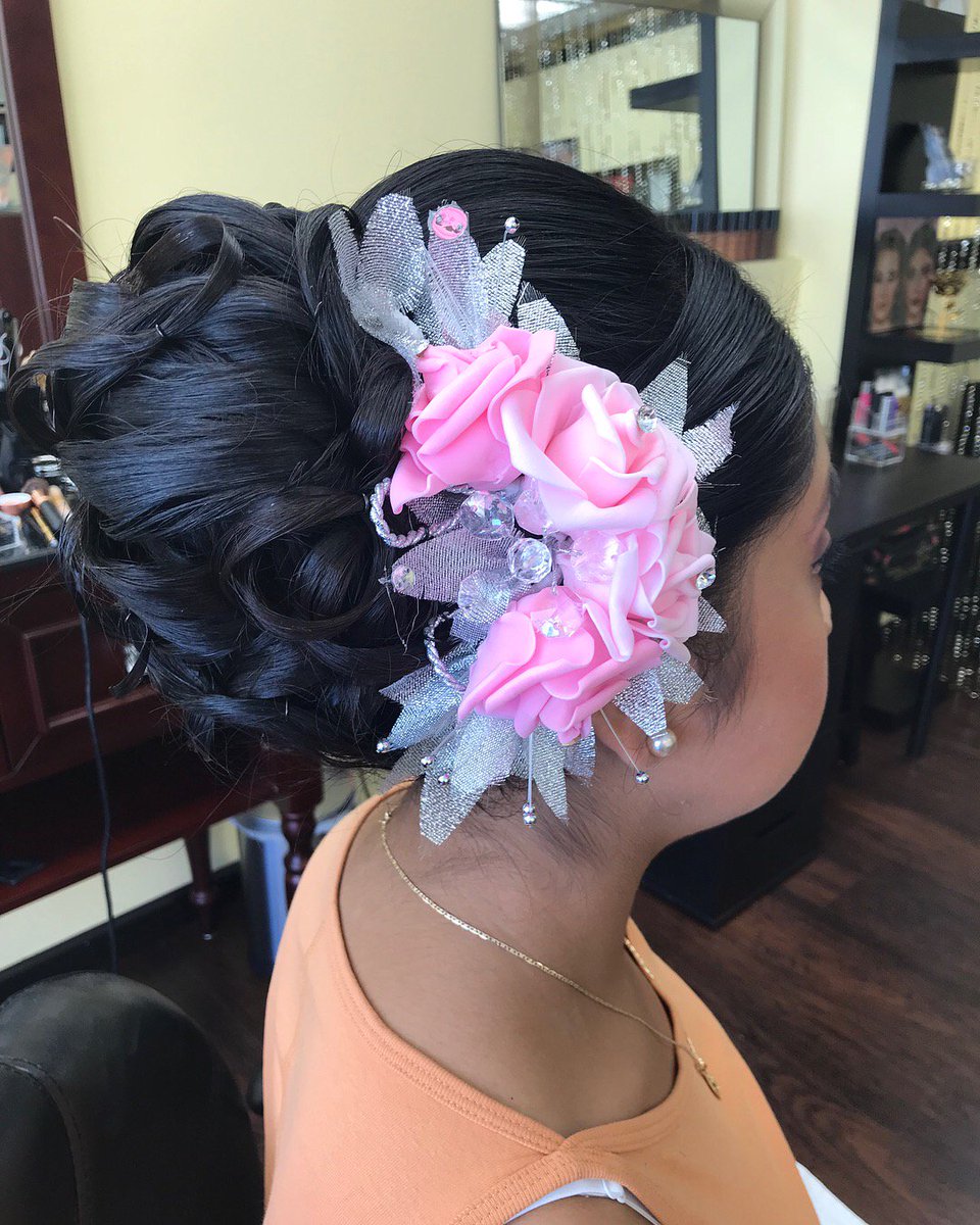 LunaSolBeauty's tweet photo. Peinado para quinceañera! #UpDoHairstyle #UpDo #Hairstyle #HairDresserMagic #ModernSalon #SalonOwner #LatinaHairStyle https://t.co/6mtQwVJy0c