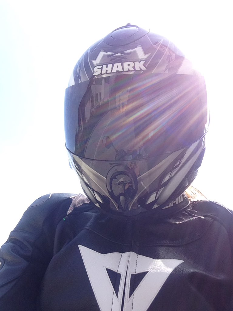 paolinagoretti's tweet photo. #quandoindossilatutamettiilcascoscendelavisieratuttosiplaca @YamahaMotorIT @dainese @shark https://t.co/VgrlGdCm07