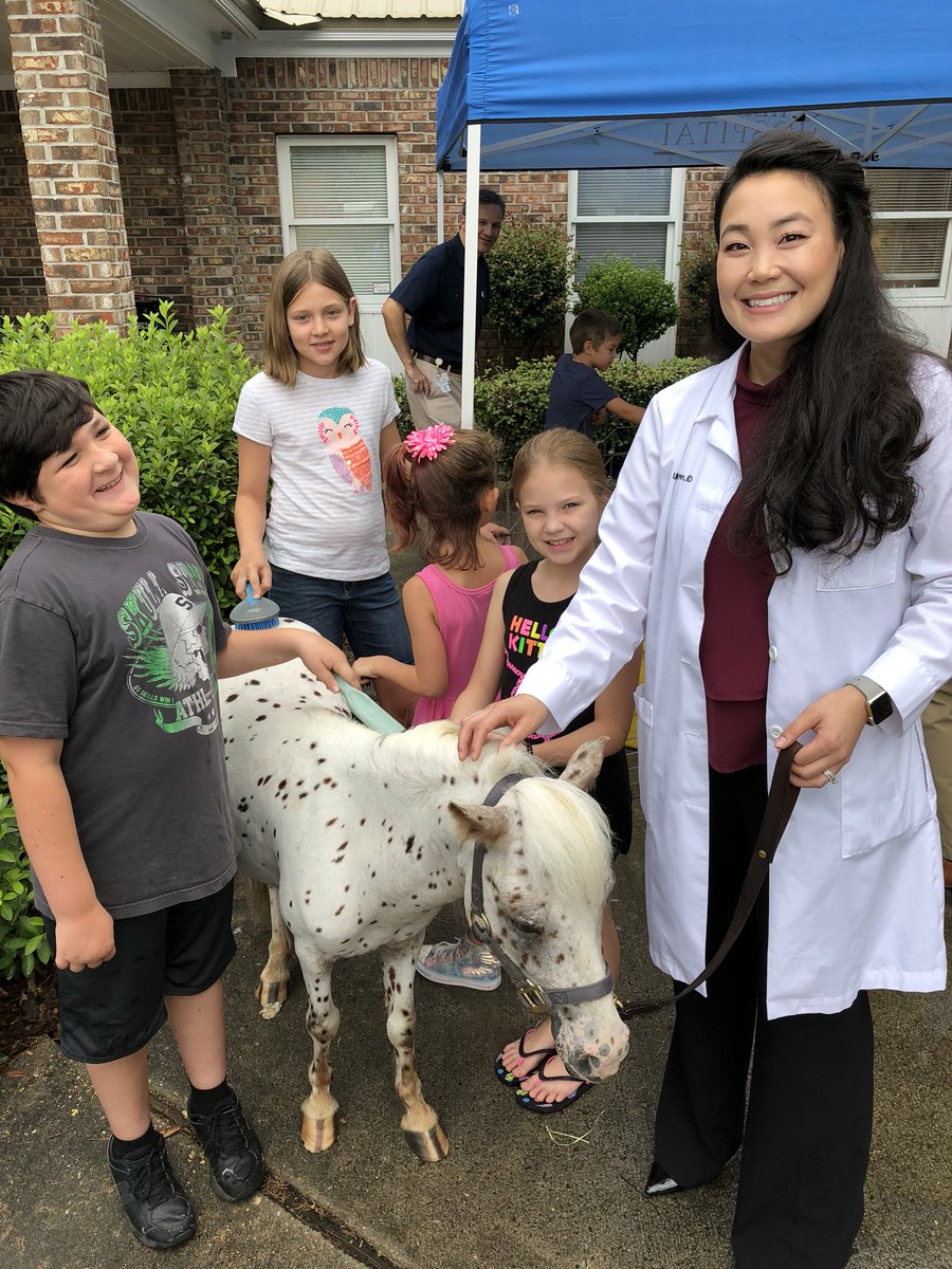 manfamchildrens's tweet photo. @equestrianangel mini horses are here to visit! #neighhh 🐴 https://t.co/710YrMtzPm