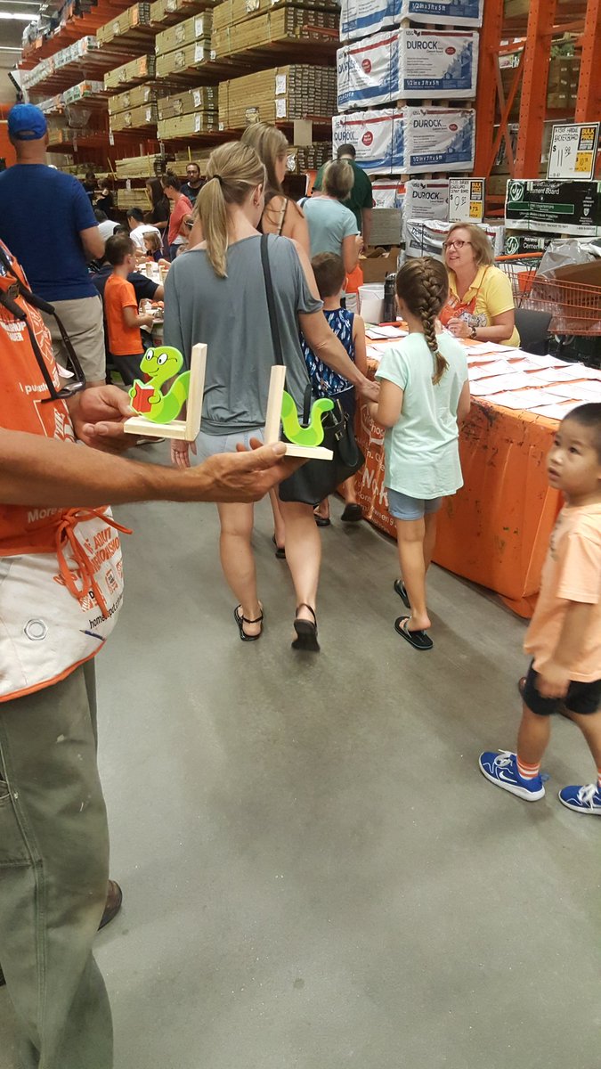 elliotthath's tweet photo. Our little future contractor's making bookends @HomeDepot2565 @Ingram5Curtis @b_mungul @MsYatesThd2565 @debbiesmithTHD @Erin_HD2565 @PaintHD2565 @Cmisotti15 https://t.co/EMSv9s5i2k