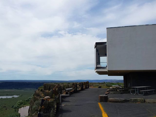 NWHotspots's tweet photo. The #visitorscenter at #DryFalls provides a great #scenic overlook.  #DryFallsStatePark #SunLakesStatePark #WashingtonStateParks #WAStateParks #NWHotspots https://t.co/KPAtgEoSod