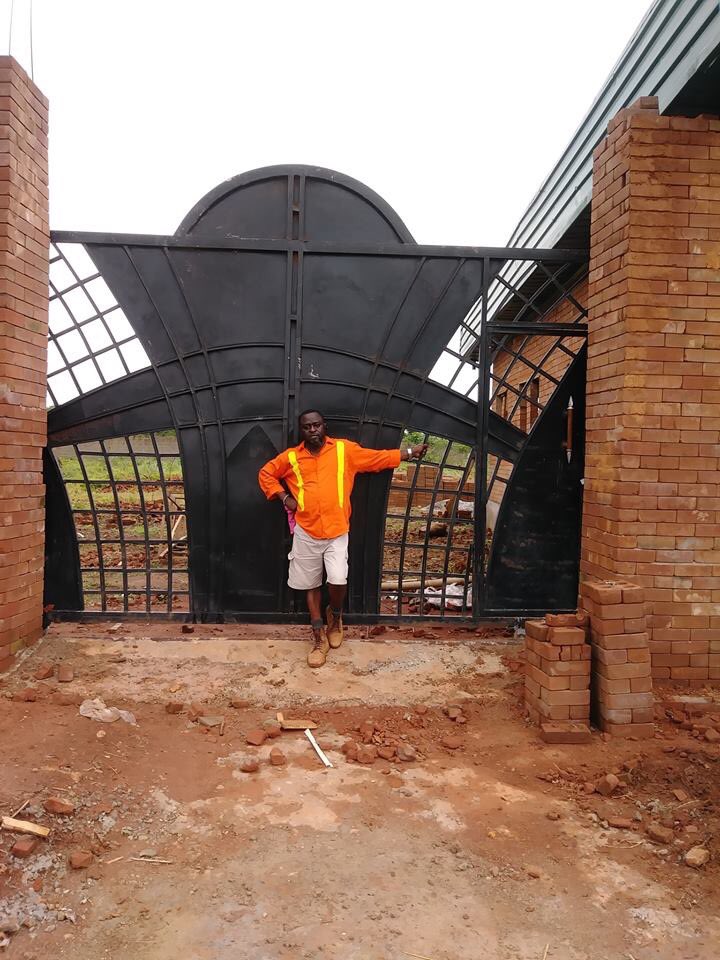 Gwariboy's tweet photo. TEMITOPE BABA WROTE:
I build houses with bricks. 
8 bags of cement can finish 3bedroom house! (Apart from foundation) Pls kindly help share as my customer may be on your TL.
Whatsaap: +2348092300681 https://t.co/cvNjs35PKa