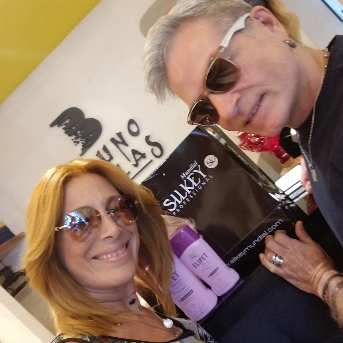 eliyelin's tweet photo. Amigoooo muchos exitos en #Rosario #EstiloyColor con @silkeymundial a brillaaar!!!!👑 https://t.co/G7USMoKLiF