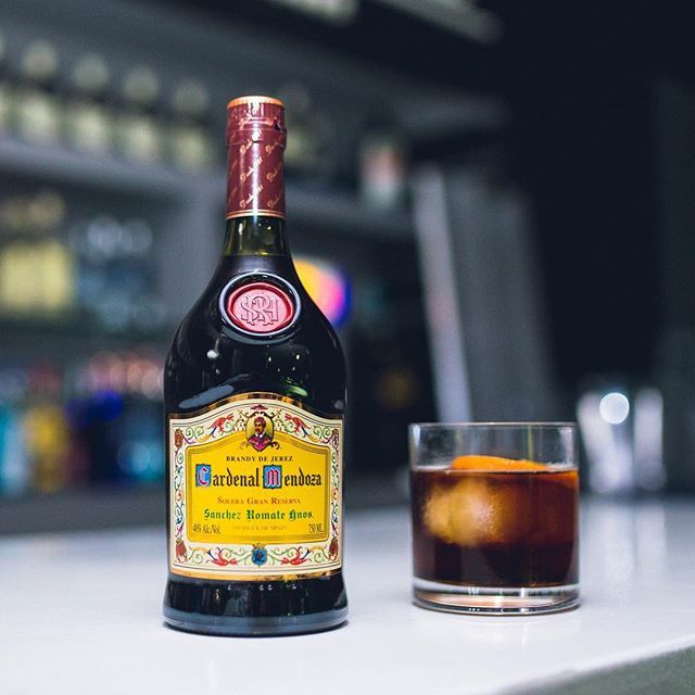 cmendozabrandy's tweet photo. C Factor to star the night:⠀
Factor C para empezar la noche:⠀
⠀
C + C = Cardenal Mendoza + Cola⠀
⠀
#cardenalmendoza #brandydejerez #soleragranreserva #cfactor #brandycola https://t.co/ltO1R6CXsm https://t.co/ny90YaPZgt