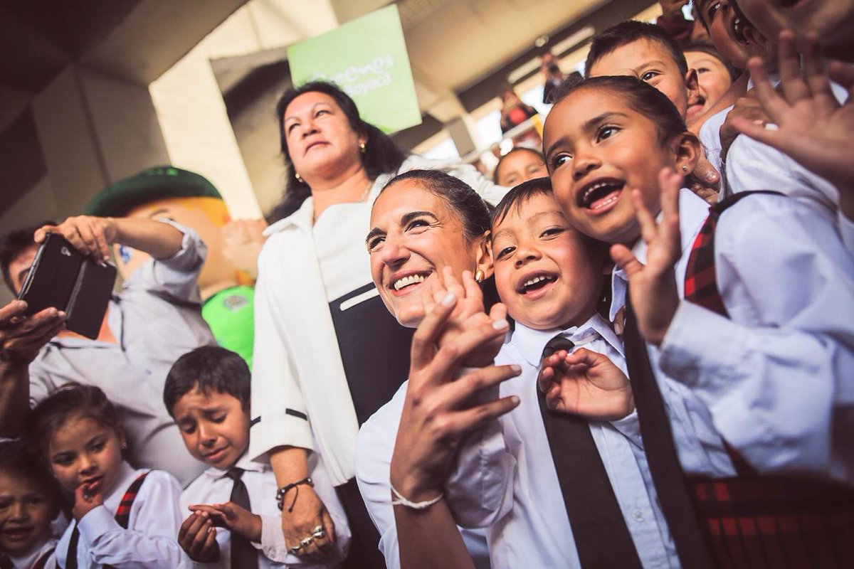 YanethGiha's tweet photo. Extrañaré muchas cosas, pero siempre tendré la satisfacción de saber que hemos ayudado a hacer realidad los sueños de miles de niños y jóvenes de toda Colombia.

#EducaciónEnBoyacá https://t.co/op8n5DxMeg