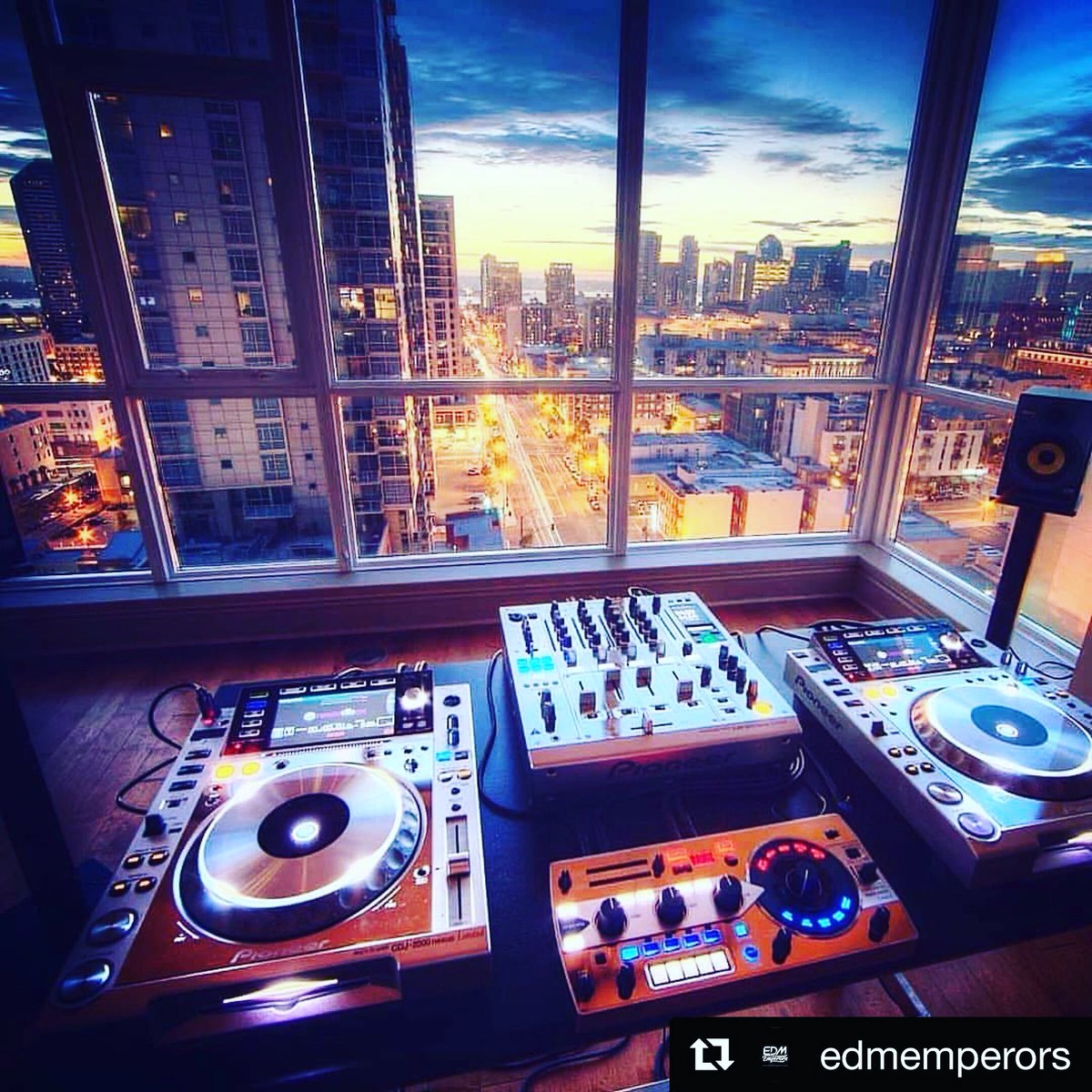 #BIZBoost Awesomeness @EDMemperors 😎🎵🎶🔥🚀
・・・
Perfect place with an excellent view to inspire making a new set! 👀🎶🔥 What do you think?

#pioneerdj #edmstudio #producerstudio #edm #futurehouse #dubstep #techno #deephouse #plurvibes #housemusic #dancemusic #edmlifestyle