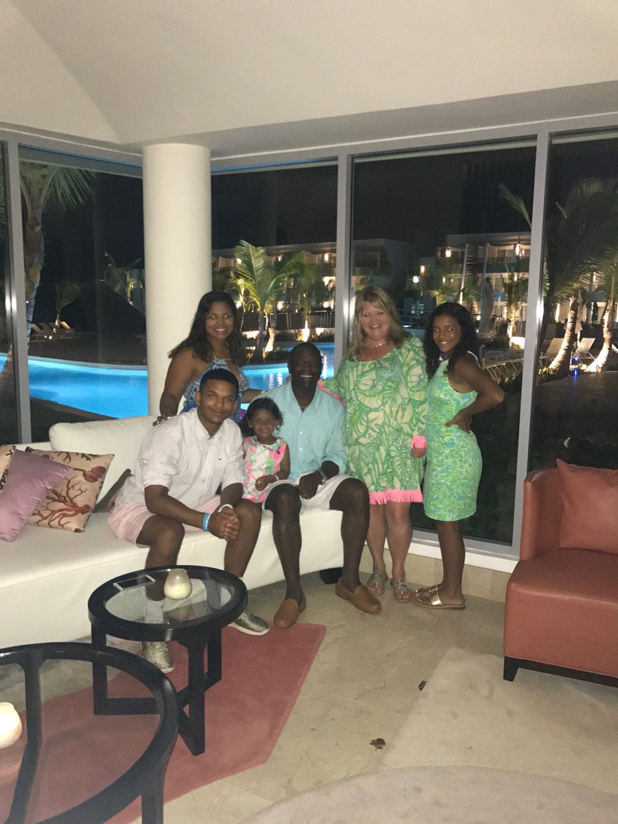marshmatters12's tweet photo. Great time at the preferred lounge at #Nowonyx! #FamilyTimeNow https://t.co/qwlcttnyQf