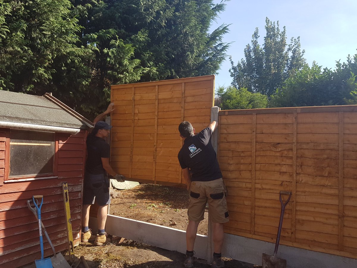Last panel!! New fence completed in the sunshine

#securityiskey #looksamazing #bringontheronseal #delightedcustomers #jdpropertymanagement