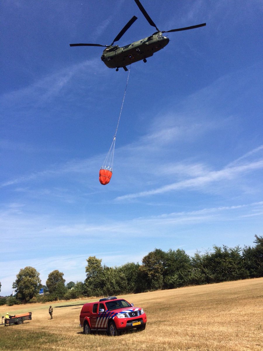 dhcluchtmacht's tweet photo. Na ca 30 drops met #BambiBucket komt inzet team #FireBucketOperations #Chinook & @VNOGregio ten einde. De Duitse #Brandweer collega's nemen het blussen #bosbrand nabij #Venlo over. Trots op samenwerking met alle NL & Duitse hulpdiensten! Ook voorbij grenzen, samen sterker. https://t.co/lcmMwkUh2C