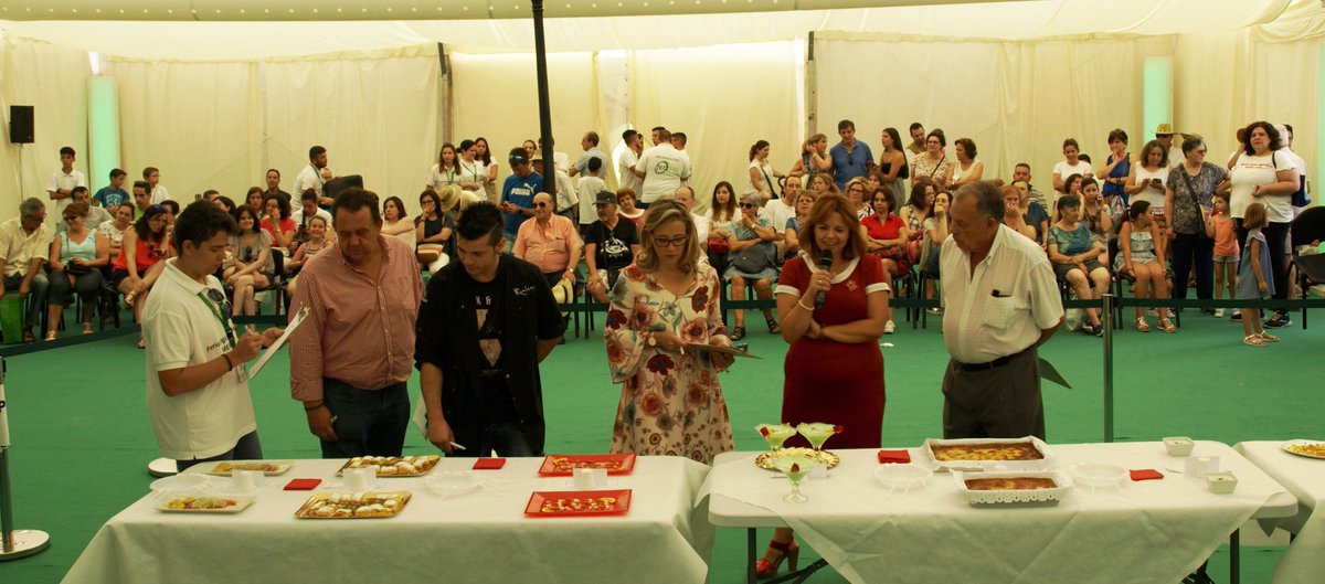 AMFARnacional's tweet photo. Hemos tenido a @carlosmchef3 de jurado en el  concurso de recetas con melón organizado por @amfarnacional en @infoFERIMEL con @lolamerino68 Un lujazo! https://t.co/ya3M9OY7ph