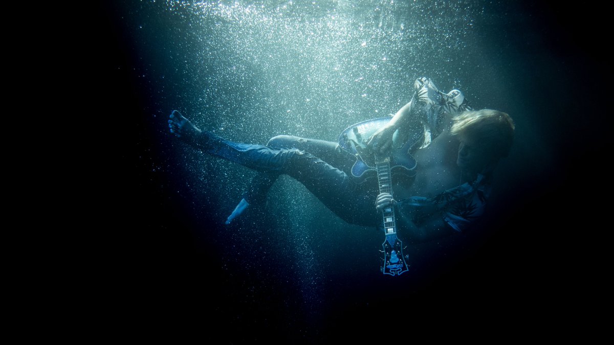 SpotifyUSA's tweet image. Get away from it all with @CodySimpson&apos;s new single Underwater spoti.fi/2Mh8lwn