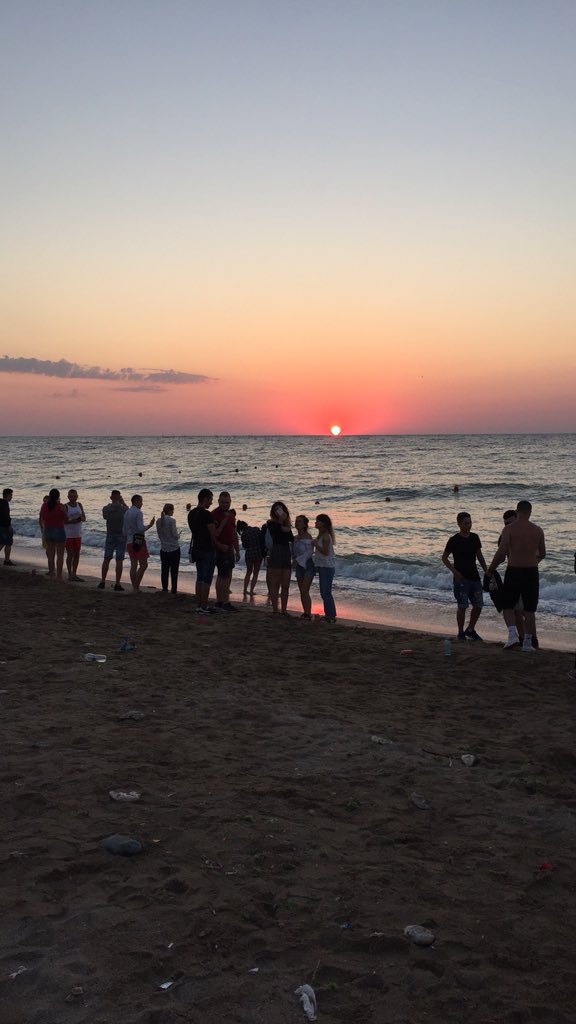 Vladimirr0302's tweet photo. 🌅 #Sunrise #SeaSide #holiday #beforeuni #gonnamissthem https://t.co/Pqnq06GmvH