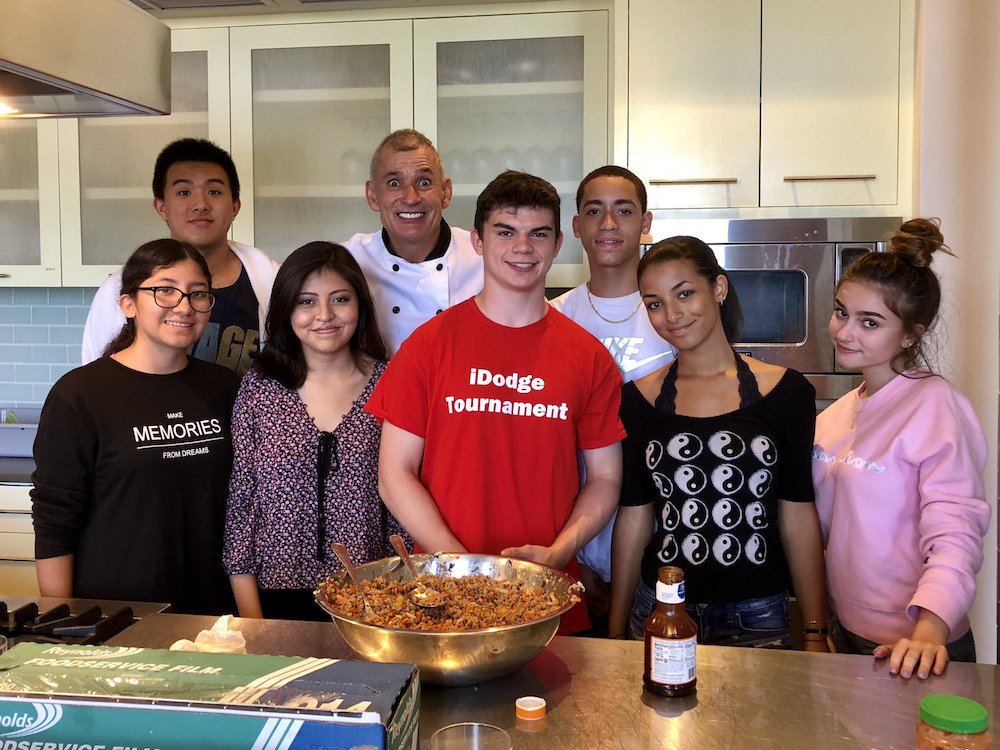 EFLI_LiFe's tweet photo. Chef David is the best. Feeling so grateful to him for sharing his passion &amp; talent with us in the kitchen! 🤗 #sustainableliving #cookingtogether #delish #chefdavid #yum #eflilife #healthyliving #healthyhabits #community #cooking #youngchefs https://t.co/U5TedXDrLp